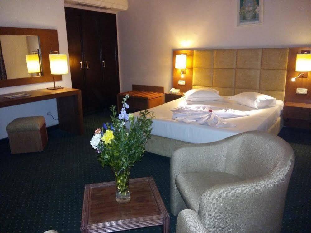 Hotel Ibn Khaldoun Туніс Екстер'єр фото
